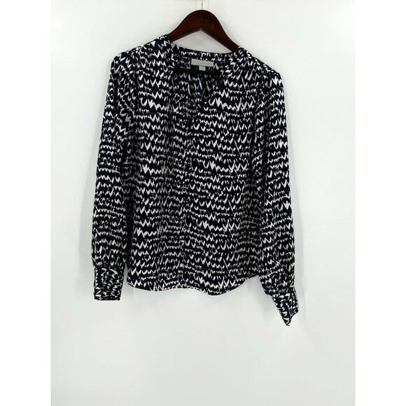 Ryegrass Navy White Geometric Design V Neck Blouse Size Medium Easy Wear EUC - Picture 6 of 11